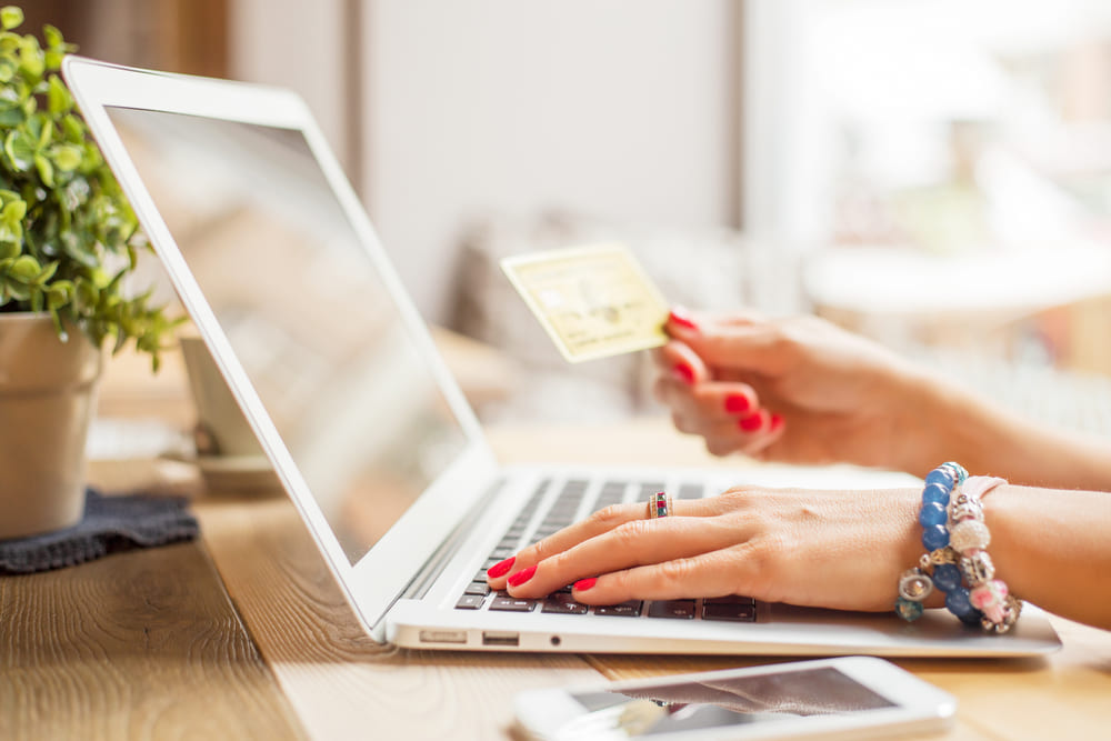femme payant sa carte grise en ligne, par carte bancaire