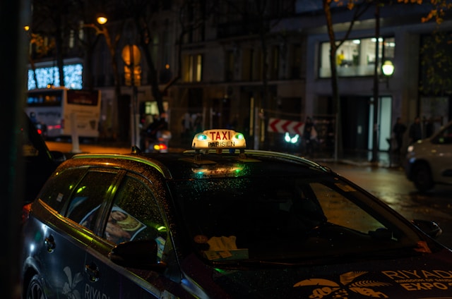 taxi parisien de nuit, couvert par une assurance